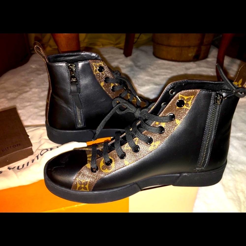 Louis-vuitton women combat boots! Pre owned, in perf condition! Comes in LV box